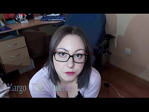 ❤️ Merch Sexy gyda Sbectol Yn Sugno Dildo'n Ddwfn ar y Camera Fideos rhyw wrthon ni ﹏